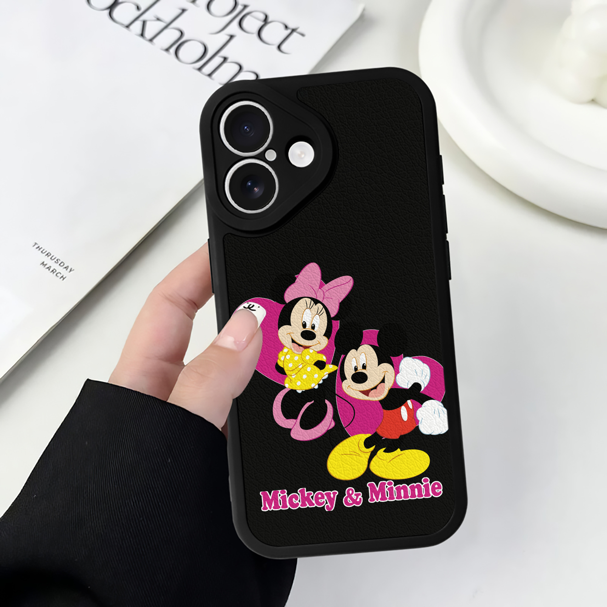 （画像用） ミッキーマウス Mickey Mouse 【iPhone 16シリーズ対応】シリコンスマホケース（レザー調） 材質：シリコン